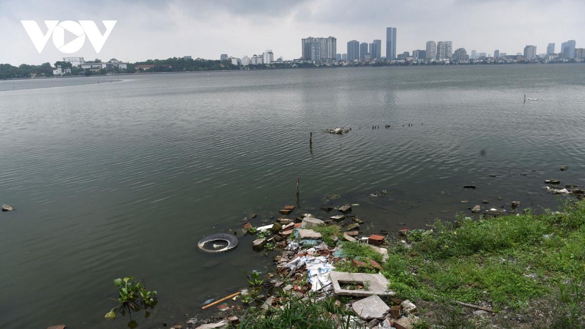 Quận Tây Hồ phản hồi thông tin về rác thải ven Hồ Tây mà Báo Điện tử VOV nêu